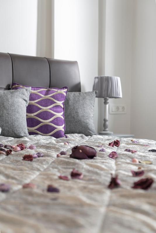 Tholos Suite with Outdoor Hot Tub image 2