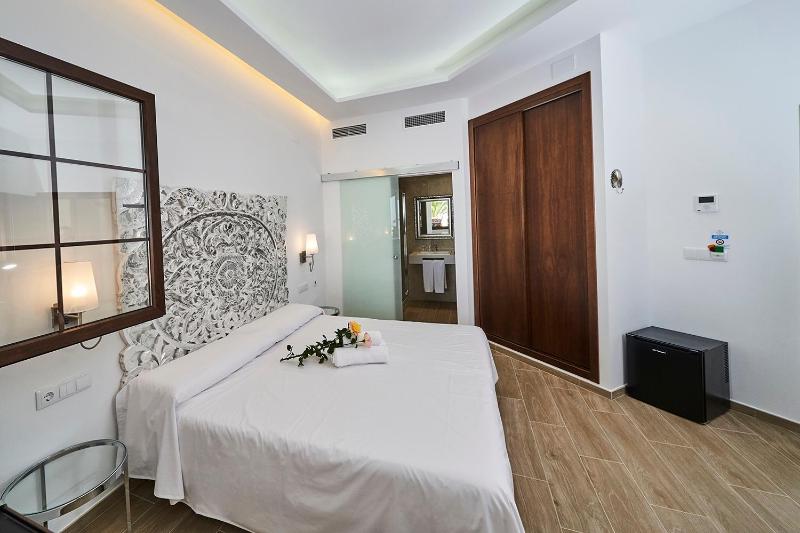 Double or Twin Room with Pool View image 3