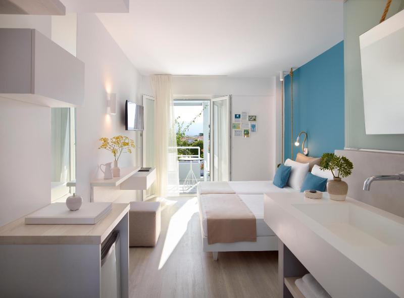 Double Room with Partial Sea View image 3
