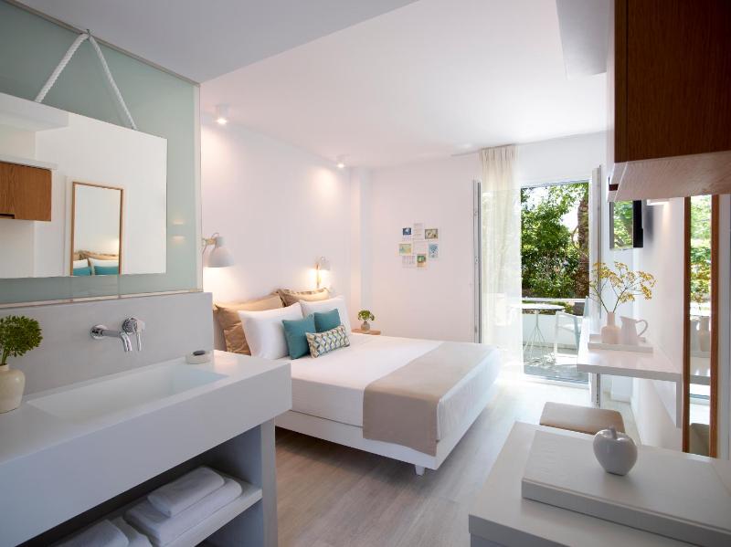 Double Room with Garden View image 2