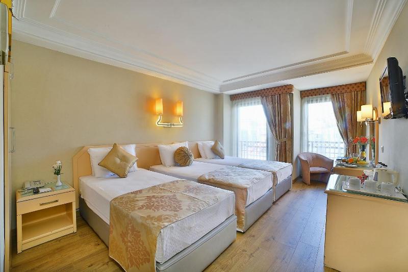Triple Room with City View image 1
