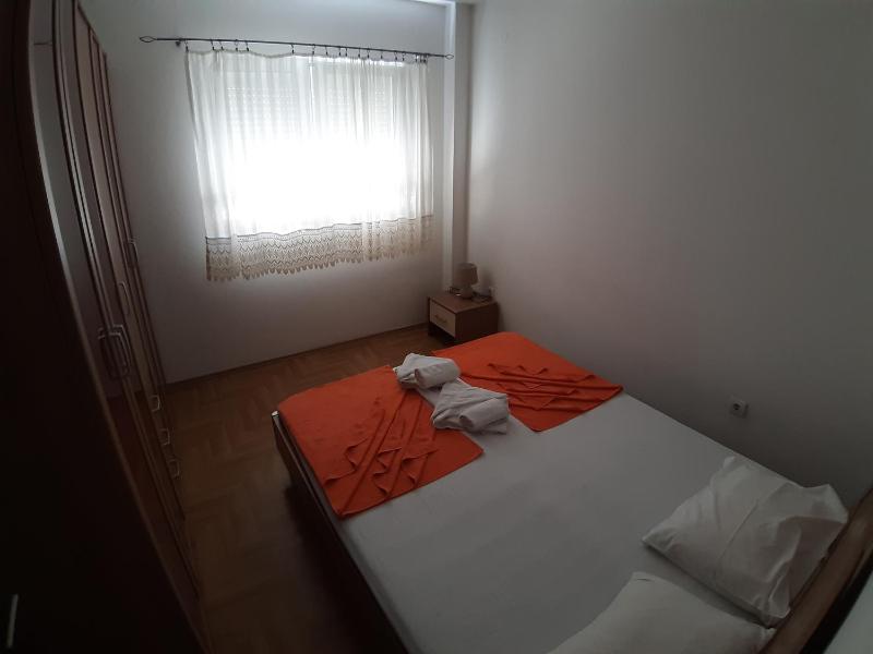 Deluxe Three-Bedroom Apartment image 3