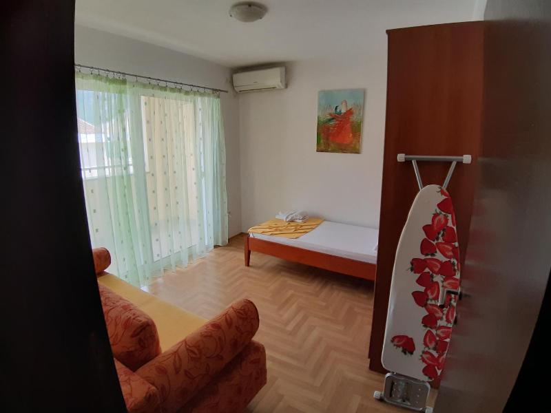 Deluxe Three-Bedroom Apartment image 2