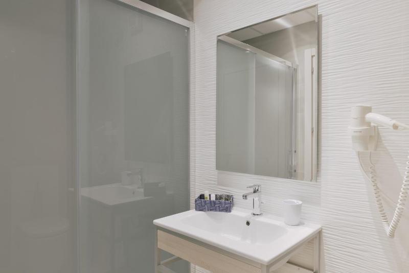Comfort One-Bedroom Apartment with lateral Sea view image 3