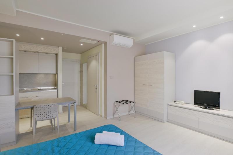 Comfort Studio with lateral Sea View image 4