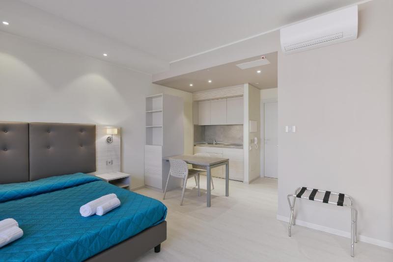Comfort Studio with lateral Sea View image 1