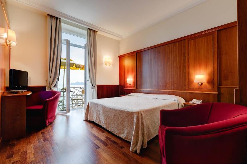 Superior Double or Twin Room with Sea View image 2