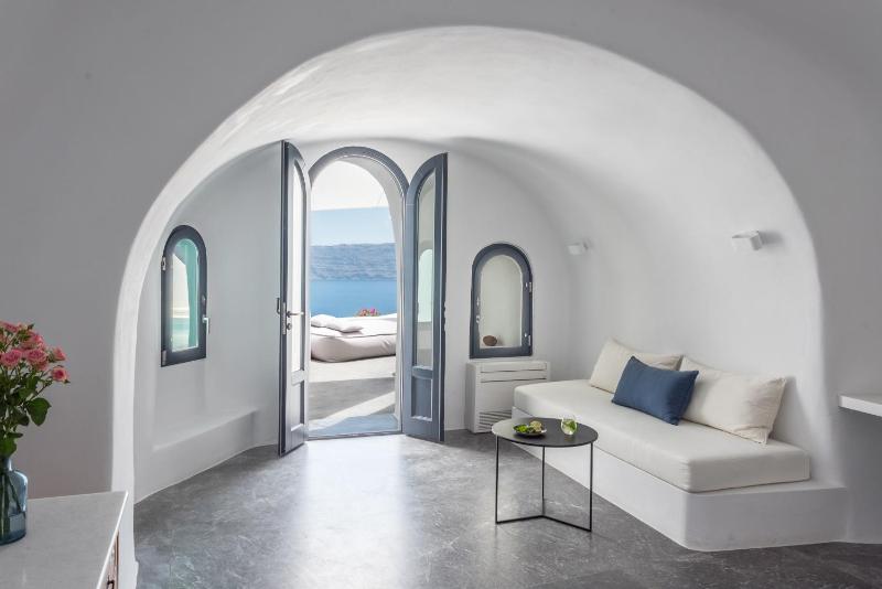 Artist's Suite with Plunge Pool and Caldera View image 1