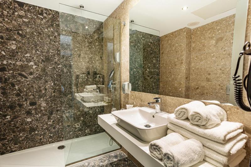 Double or Twin Room with Mountain View image 3