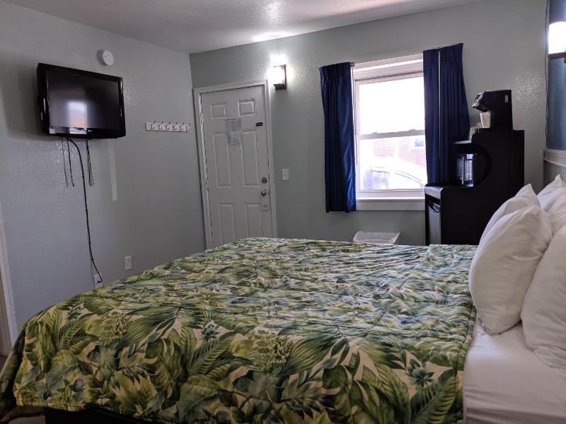 Standard King Room image 2