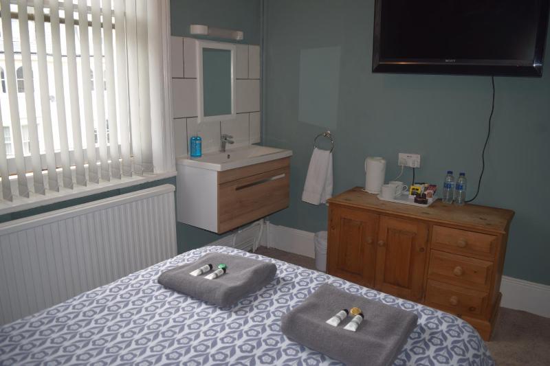 Budget Double Room image 3
