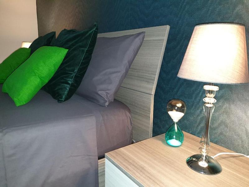 Deluxe King Room image 3