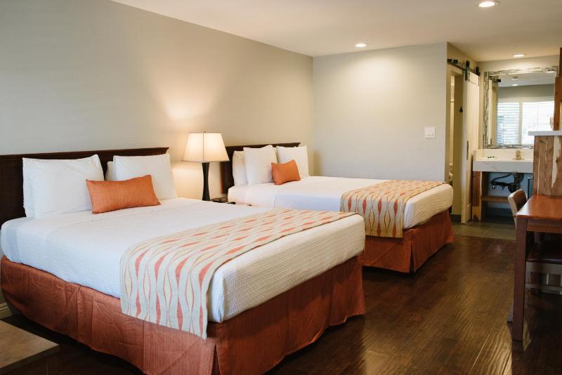 Standard Queen Room with Two Queen Beds image 2