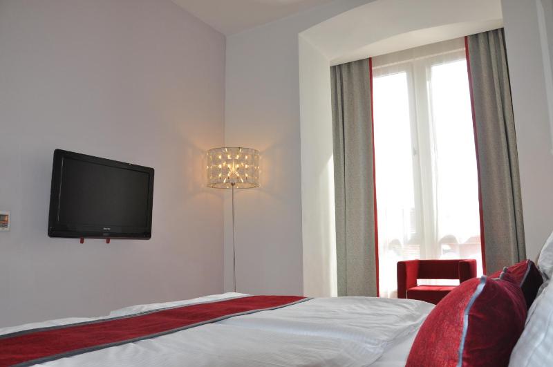 Red & Blue Design Hotel Prague - image 10