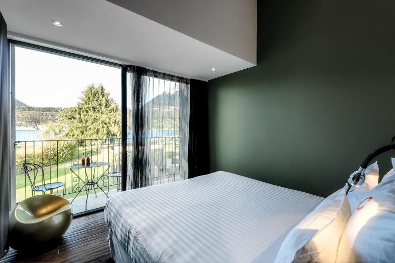 Classic Double Room with Lake view image 4