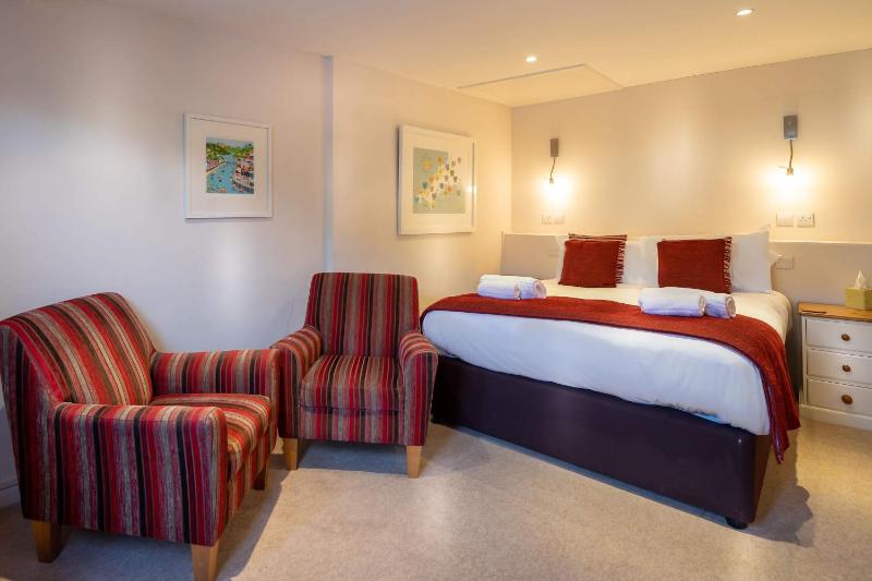 Standard Double Room image 3