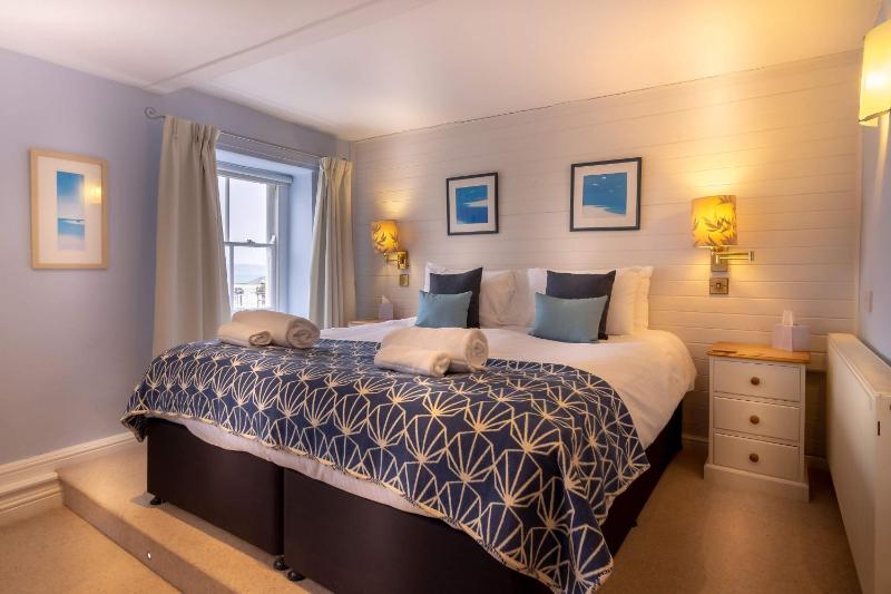 Double or Twin Room with Sea View image 3