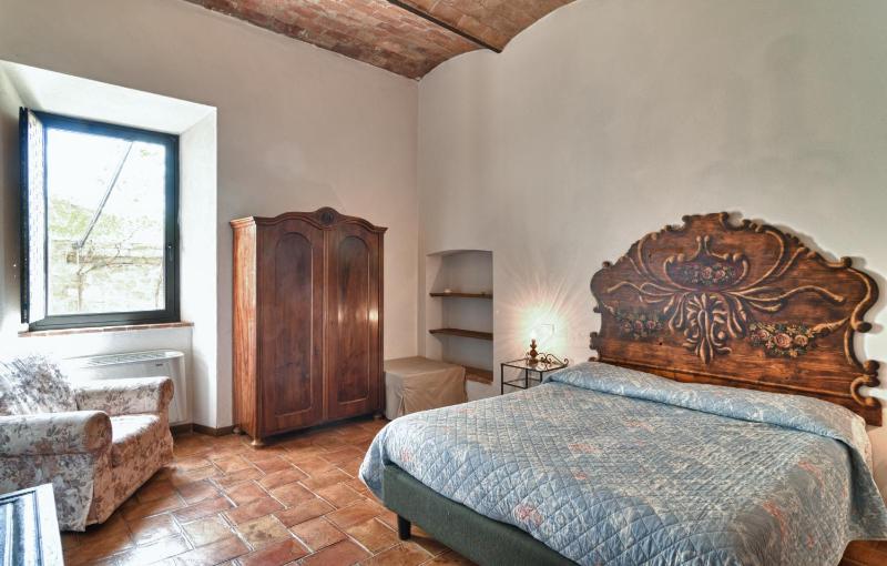 One-Bedroom Apartment image 4