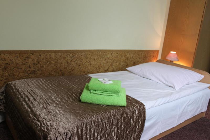 Twin Room image 3