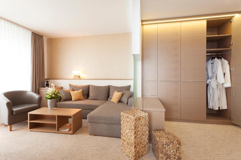Suite with Balcony and Direct View of the Sea image 4