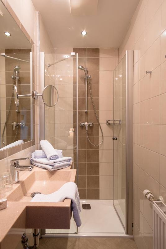 Double or Twin Room with Balcony image 4