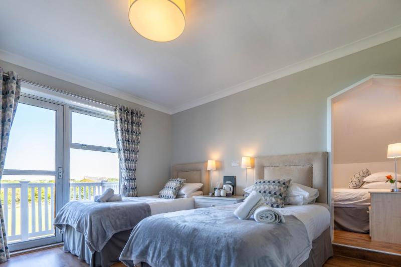Triple Room with Balcony image 2
