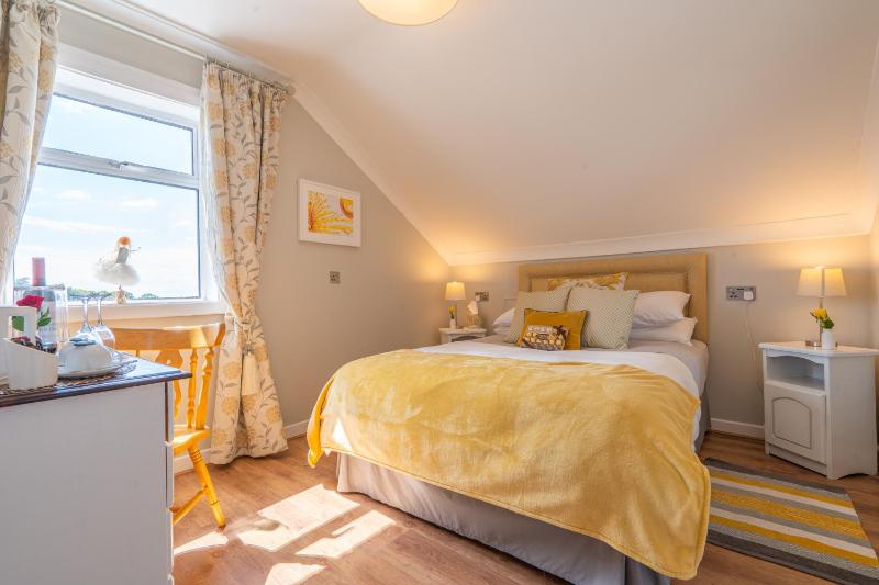 Double Room image 3