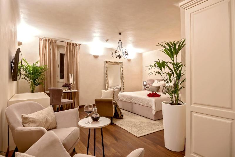 Deluxe Double Room with Bath image 1