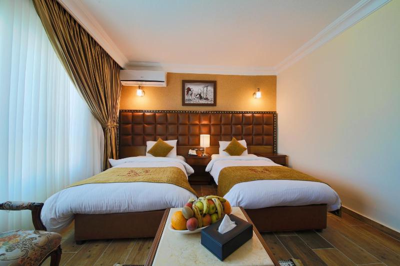 Town Season Hotel - image 10