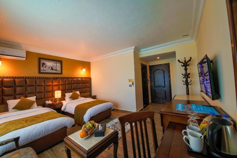 Town Season Hotel - image 12