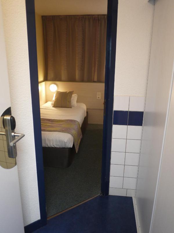 Standard Single Room image 4