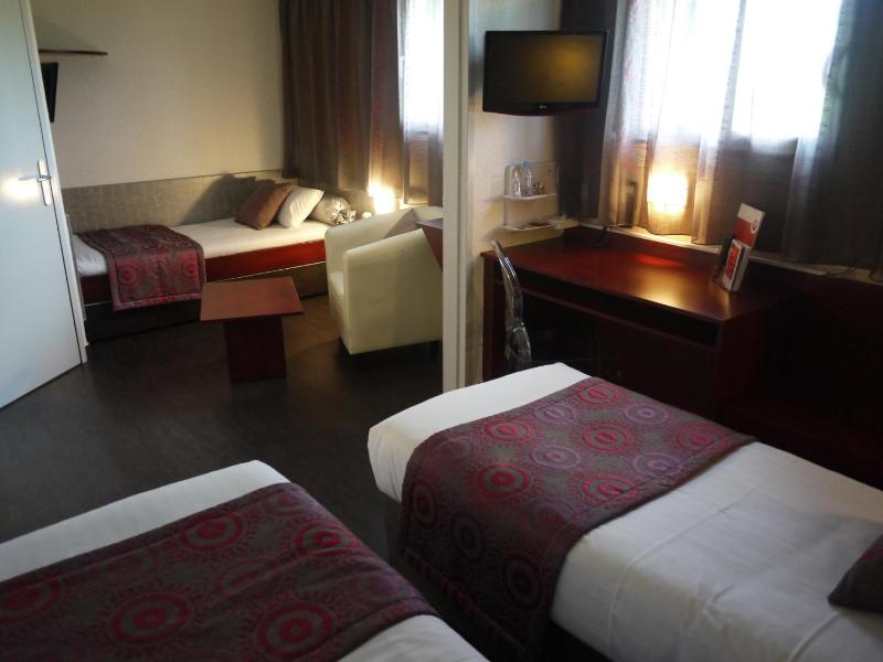 Triple Room with Three Single Beds image 3