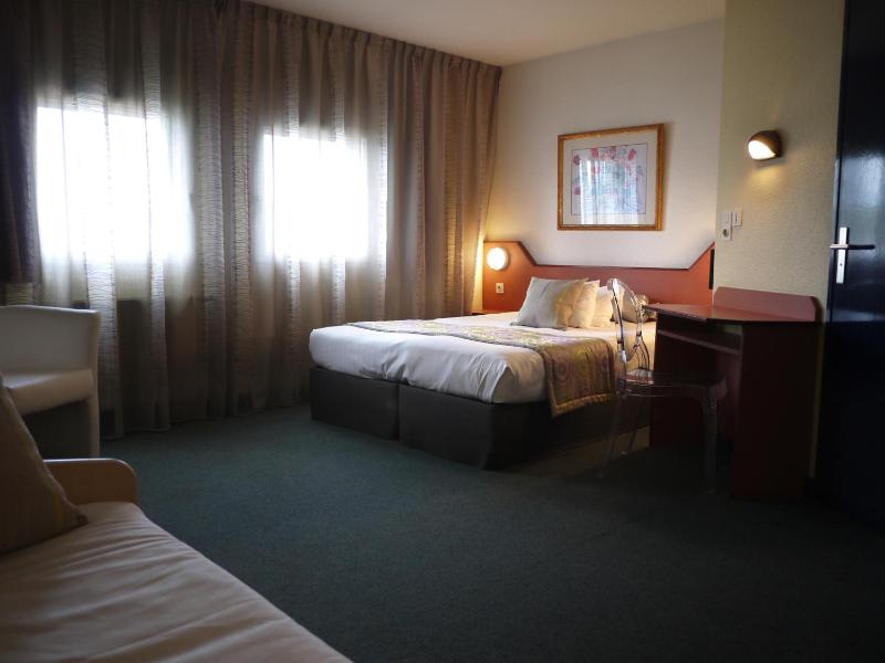 Triple Room with One Double Bed and One Single Bed image 3