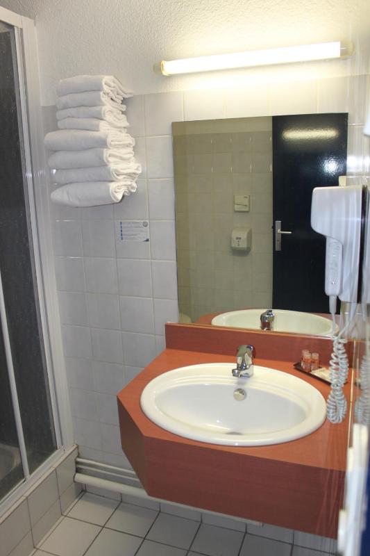 Triple Room with One Double Bed and One Single Bed image 2