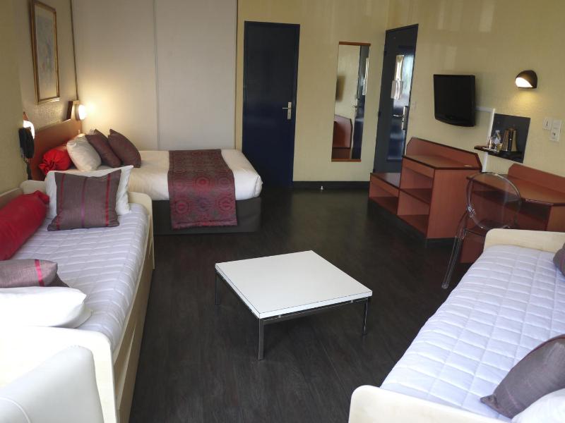 Triple Room with Three Single Beds image 4