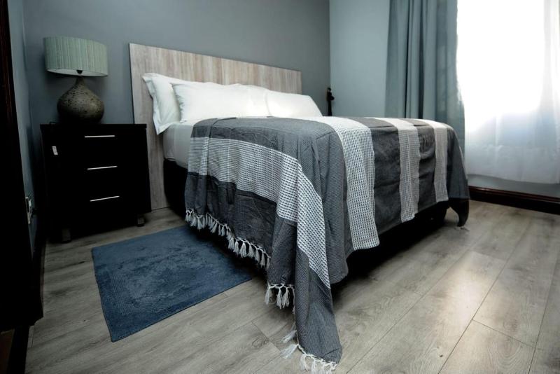 Queen Room image 2