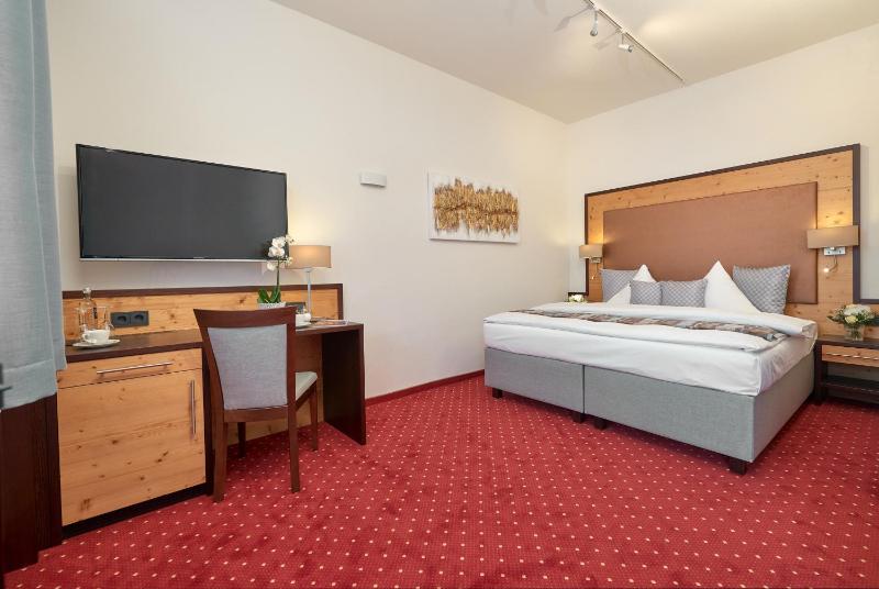 Double Room with Balcony image 4