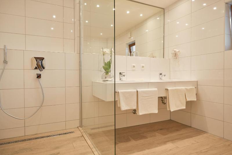 Double Room with Balcony image 3