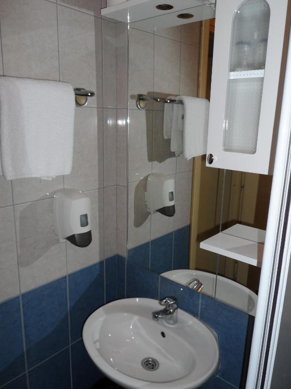 Budget Twin Room image 4