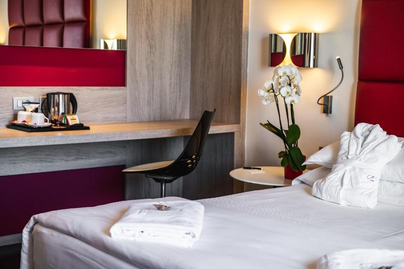 Superior Double Room with Balcony image 4