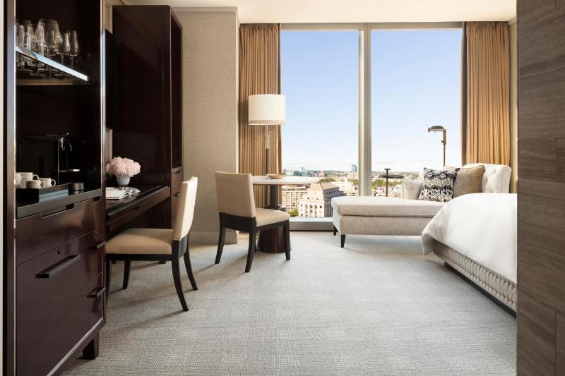 Superior King Room image 2