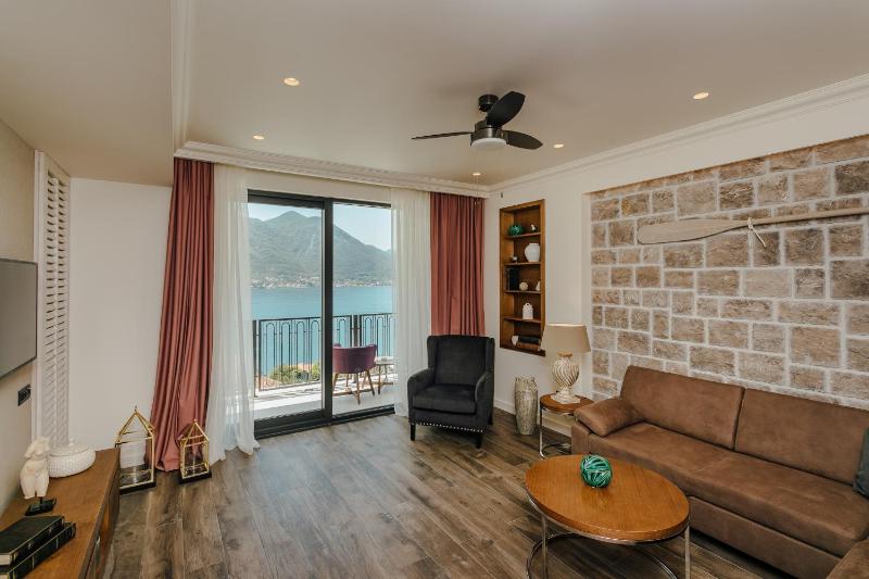 Deluxe Suite with Sea View image 4