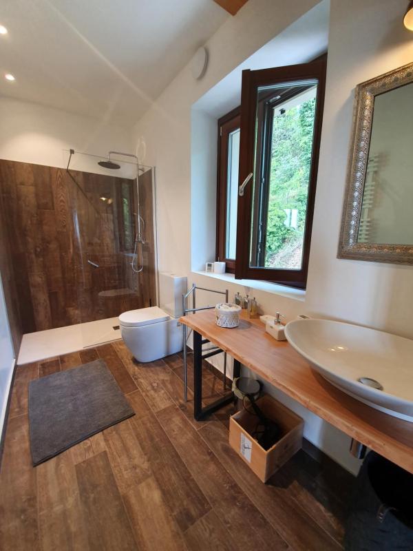 Quadruple Room with Lake View image 4