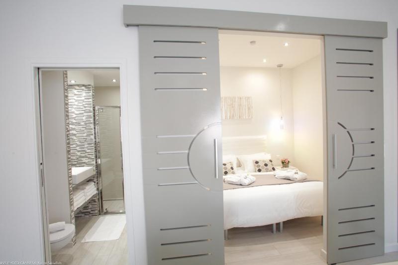 Deluxe Two-Bedroom Apartment image 4