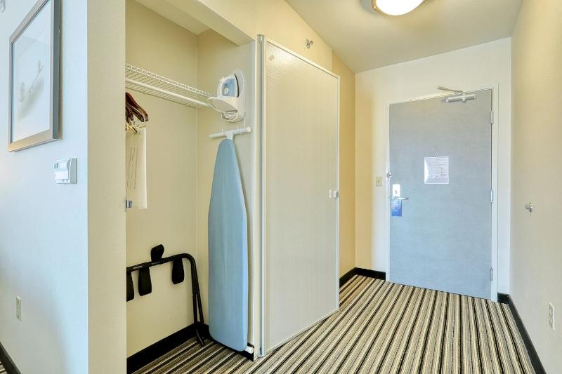 Standard Queen Room with Two Queen Beds and Mobility Accessible Roll-In Shower image 2