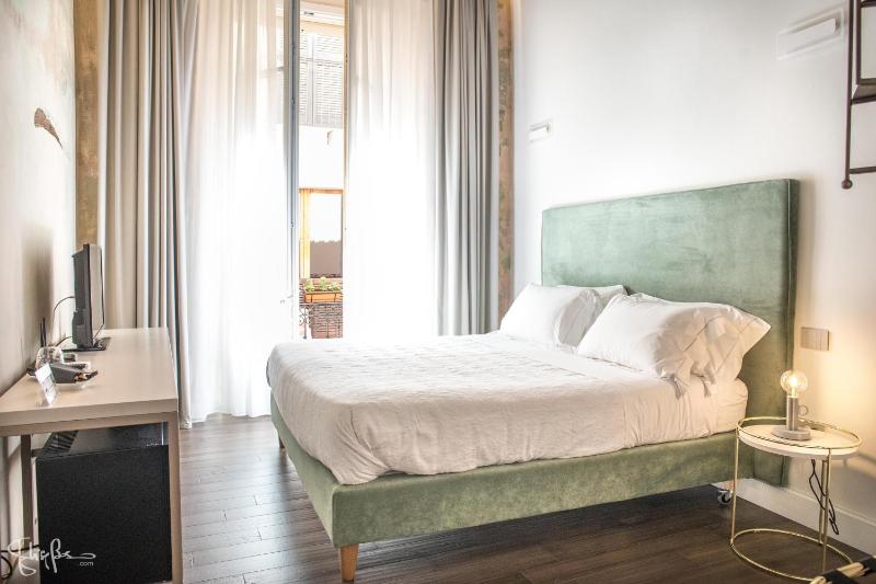 Deluxe Double Room with Balcony image 2