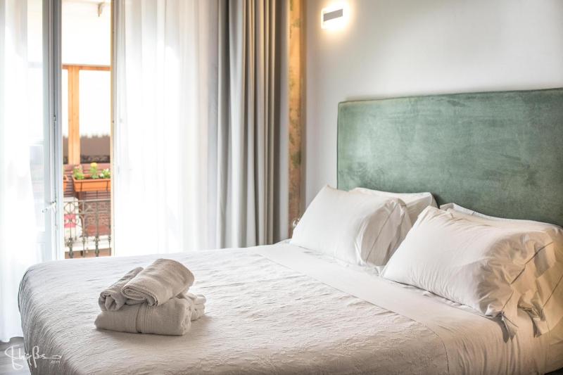 Deluxe Double Room with Balcony image 3
