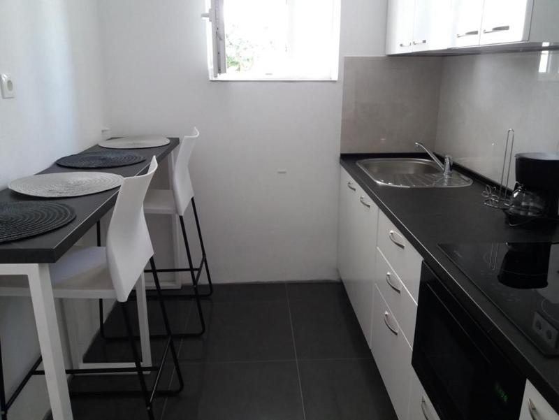 Two-Bedroom Apartment with Balcony and Sea View image 3