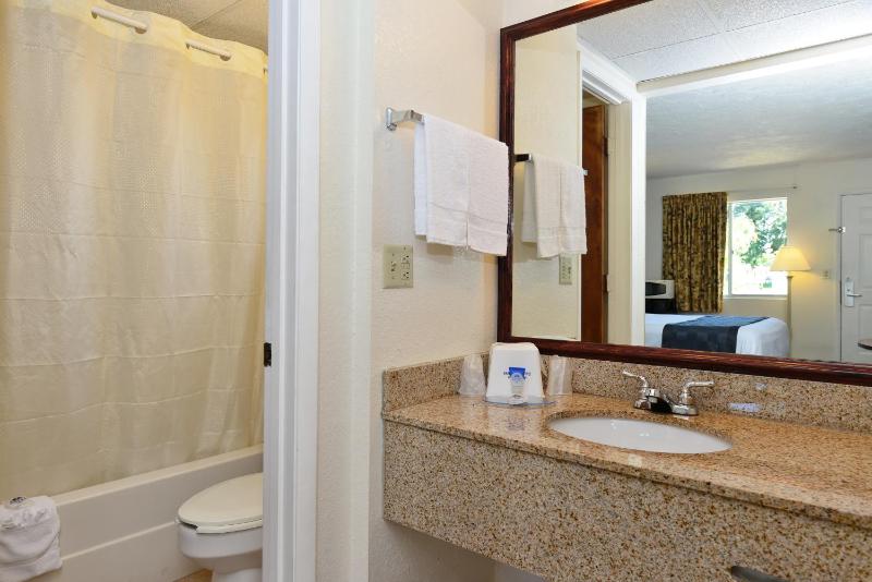 Standard Room with Two Double Beds - Non-Smoking image 4