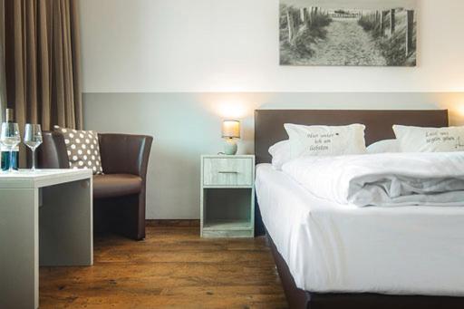 Double Room with Balcony image 3